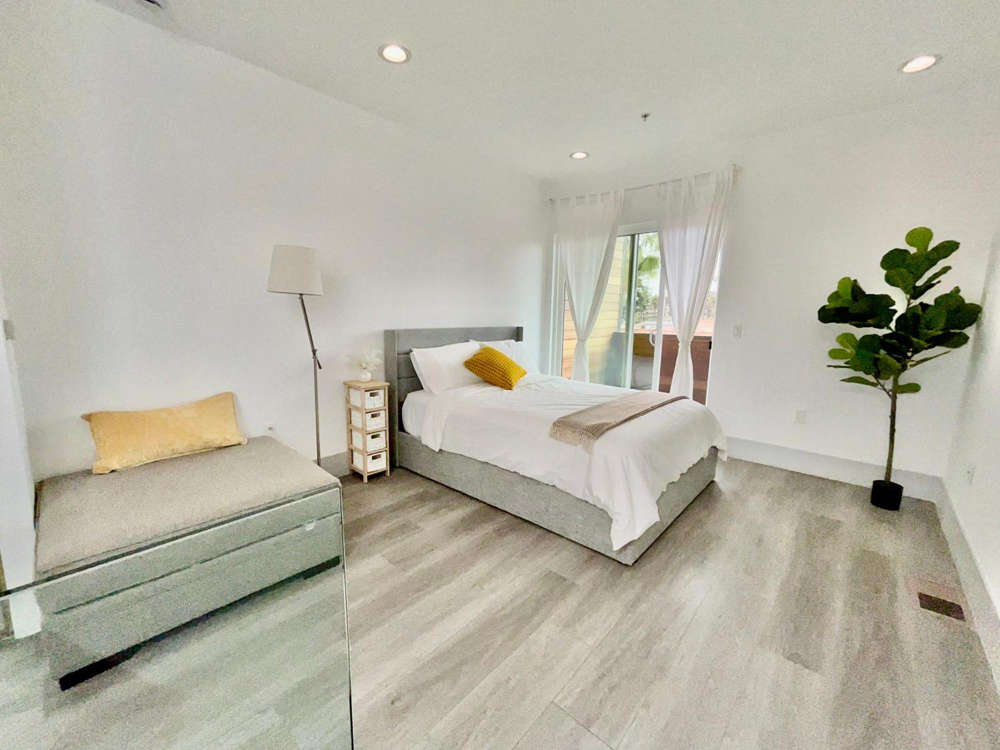 Newly Gated Stylish Steps To Hollywood 2b2b Los Angeles