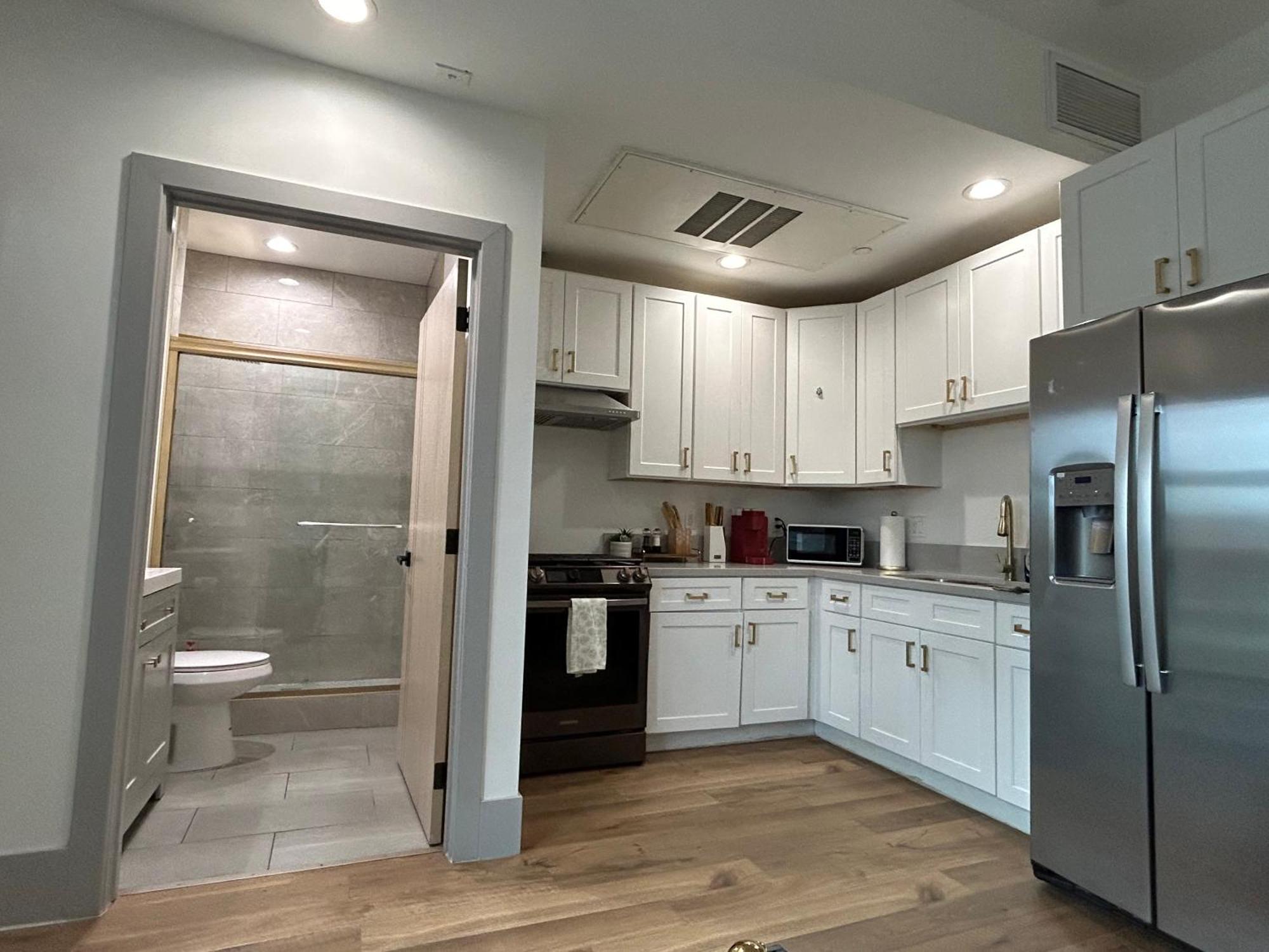 Newly Gated Stylish Steps To Hollywood 2b2b Apartment *