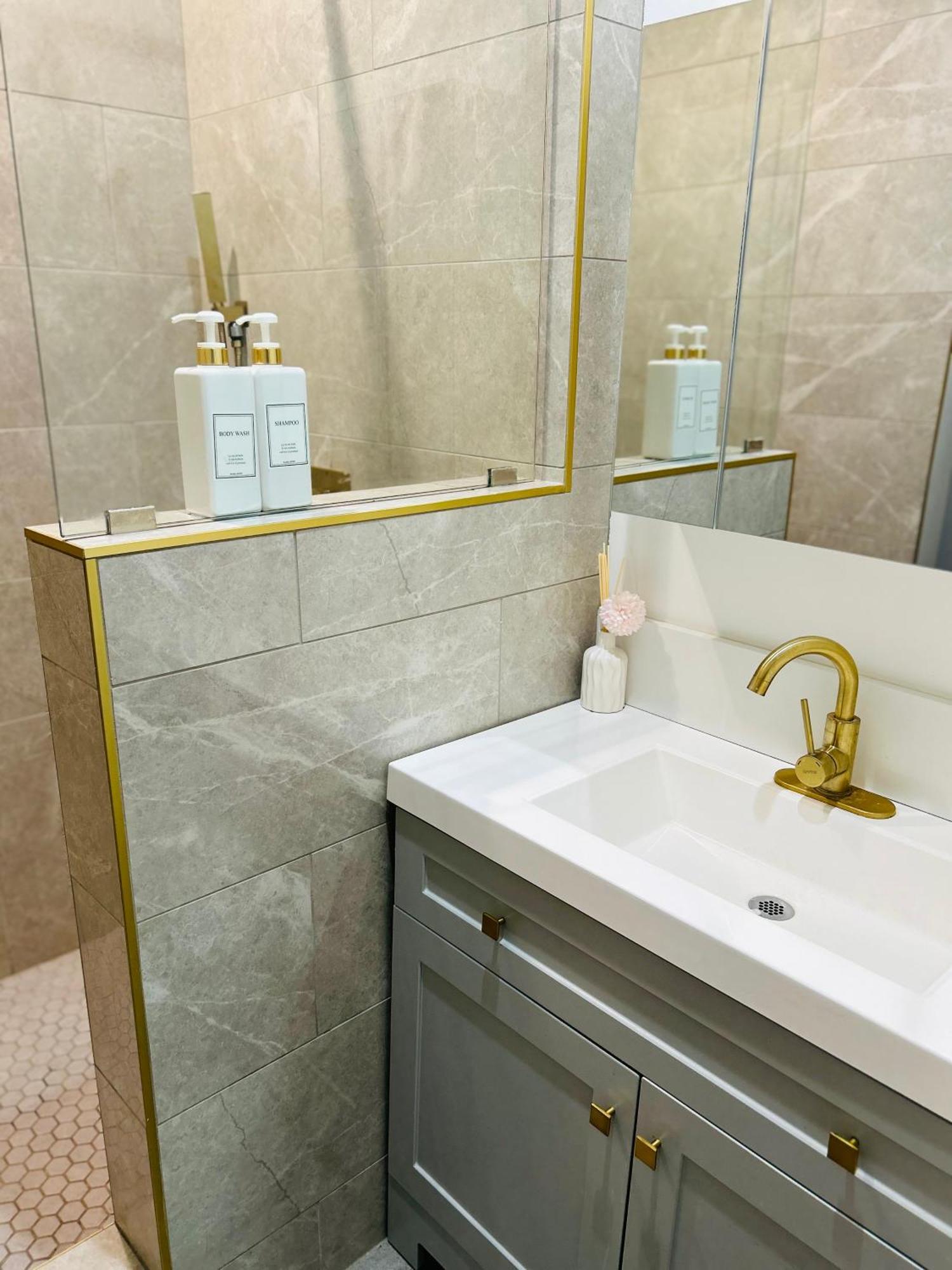 Newly Gated Stylish Steps To Hollywood 2b2b Apartment *